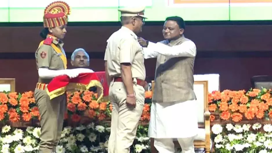 Odisha: पुलिस के बहादुर जवानों को सेवा पदक से किया गया सम्मानित Odisha: पुलिस के बहादुर जवानों को सेवा पदक से किया गया सम्मानित