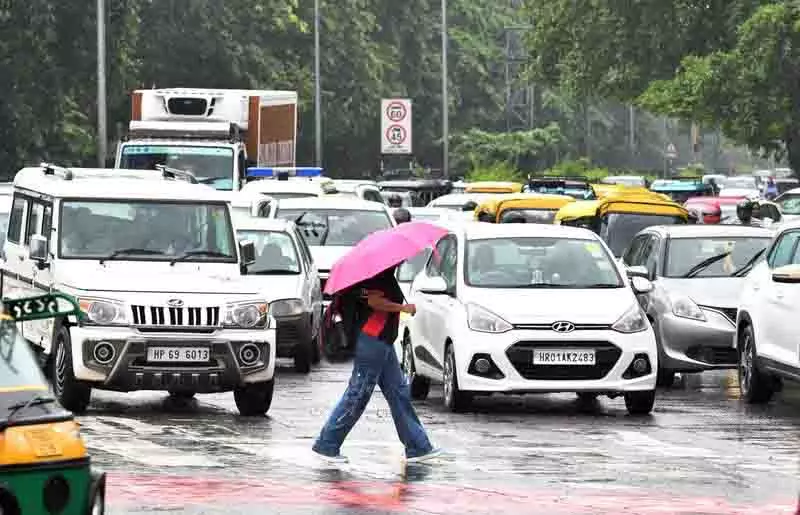 Chandigarh: हल्की से मध्यम बारिश से बढ़ी परेशानी, पारा गिरा Chandigarh: हल्की से मध्यम बारिश से बढ़ी परेशानी, पारा गिरा