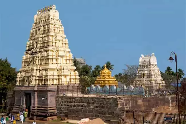 Andhra : श्रीशैलम में भक्तों की बढ़ी भीड़ Andhra : श्रीशैलम में भक्तों की बढ़ी भीड़
