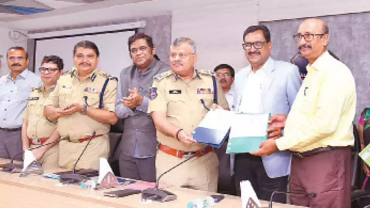 पुलिस विभाग ने COPD के लिए दूरस्थ शिक्षा की सुविधा के लिए ब्राउन के साथ समझौता ज्ञापन पर हस्ताक्षर किए पुलिस विभाग ने COPD के लिए दूरस्थ शिक्षा की सुविधा के लिए ब्राउन के साथ समझौता ज्ञापन पर हस्ताक्षर किए