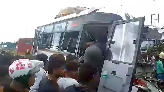 West Bengal : बस और ट्रक की टक्कर में 10 तीर्थयात्रियों की मौत, 35 घायल West Bengal : बस और ट्रक की टक्कर में 10 तीर्थयात्रियों की मौत, 35 घायल