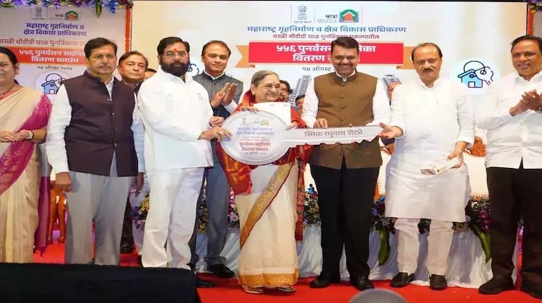 CM Fadnavis ने बीडीडी चॉल निवासियों से फ्लैट न बेचने का आग्रह किया CM Fadnavis ने बीडीडी चॉल निवासियों से फ्लैट न बेचने का आग्रह किया