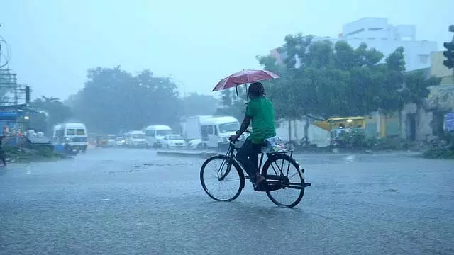 Tamil Nadu: 2 दिनों तक तेज हवाओं के साथ भारी बारिश की संभावना Tamil Nadu: 2 दिनों तक तेज हवाओं के साथ भारी बारिश की संभावना