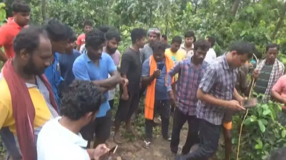 Odisha: महिला की संदिग्ध मौत, शव पहाड़ी की चोटी से मिला Odisha: महिला की संदिग्ध मौत, शव पहाड़ी की चोटी से मिला