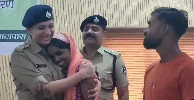 साल 2020 से कहीं चली गयी थी महिला, पति था परेशान, एसपी की पहल से अब मिल गई साल 2020 से कहीं चली गयी थी महिला, पति था परेशान, एसपी की पहल से अब मिल गई