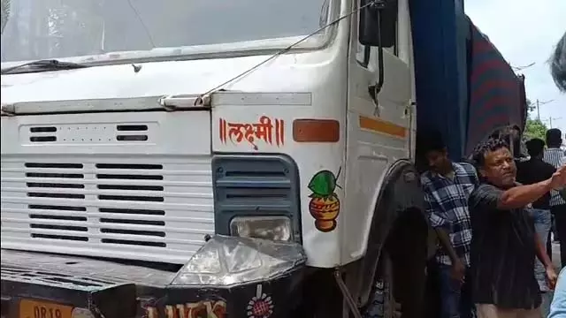 Rourkela : हाइवा ट्रक की टक्कर से बड़ा हादसा, 7 लोग घायल Rourkela : हाइवा ट्रक की टक्कर से बड़ा हादसा, 7 लोग घायल