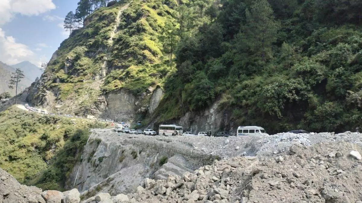 Gopeshwar: भनीरपाणी में मलबा आने से बदरीनाथ हाईवे पर यातायात प्रभावित Gopeshwar: भनीरपाणी में मलबा आने से बदरीनाथ हाईवे पर यातायात प्रभावित