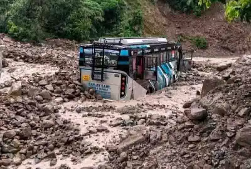 Dharampur के पास भूस्खलन के मलबे में बस आंशिक रूप से दबी Dharampur के पास भूस्खलन के मलबे में बस आंशिक रूप से दबी