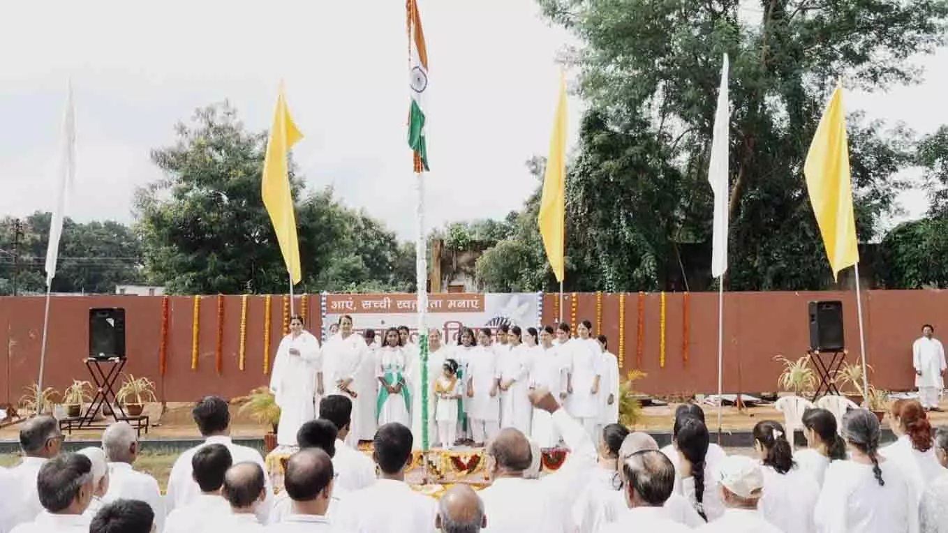 ब्रह्माकुमारी दीदियों ने ध्वजारोहण किया ब्रह्माकुमारी दीदियों ने ध्वजारोहण किया