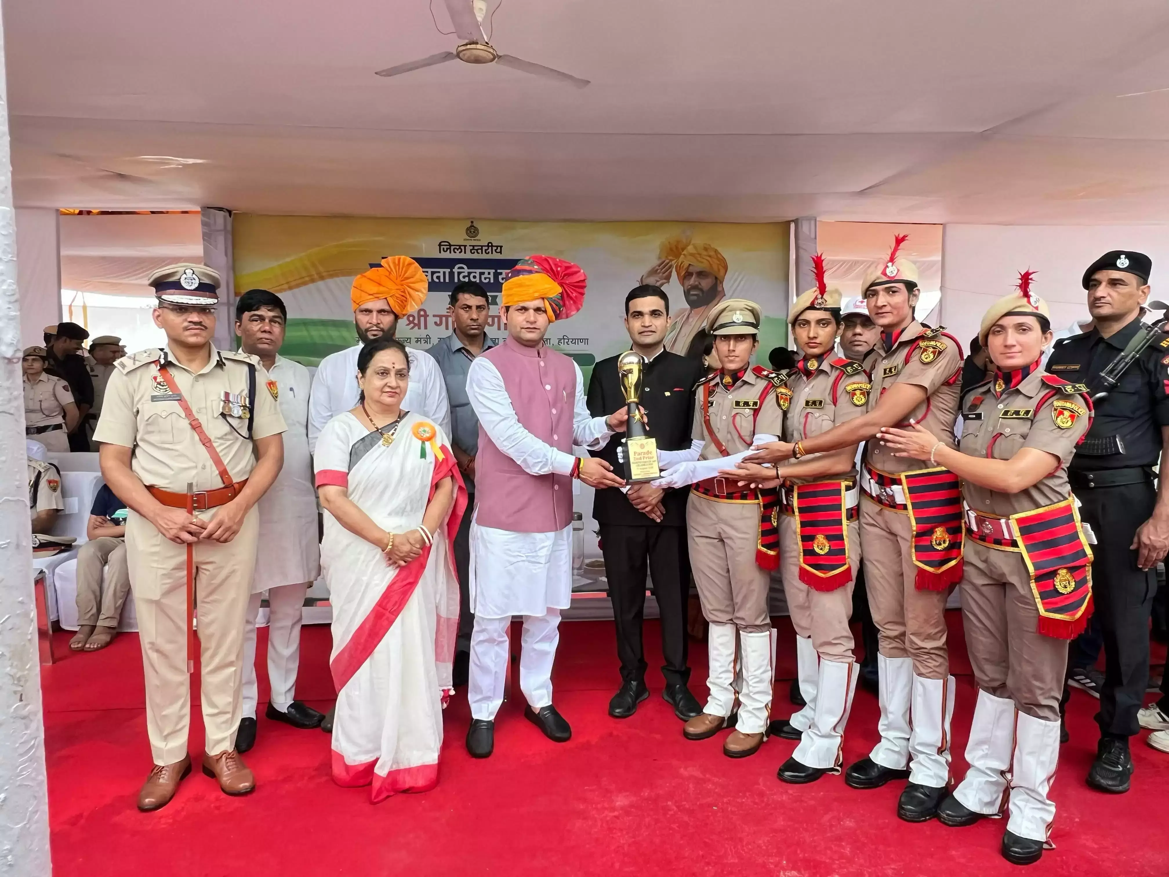 Faridabad: महिला प्लाटून ने परेड में मारी बाजी Faridabad: महिला प्लाटून ने परेड में मारी बाजी