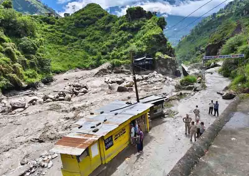 Rampur, कोटखाई में अचानक आई बाढ़ से सड़कें और पुल क्षतिग्रस्त Rampur, कोटखाई में अचानक आई बाढ़ से सड़कें और पुल क्षतिग्रस्त