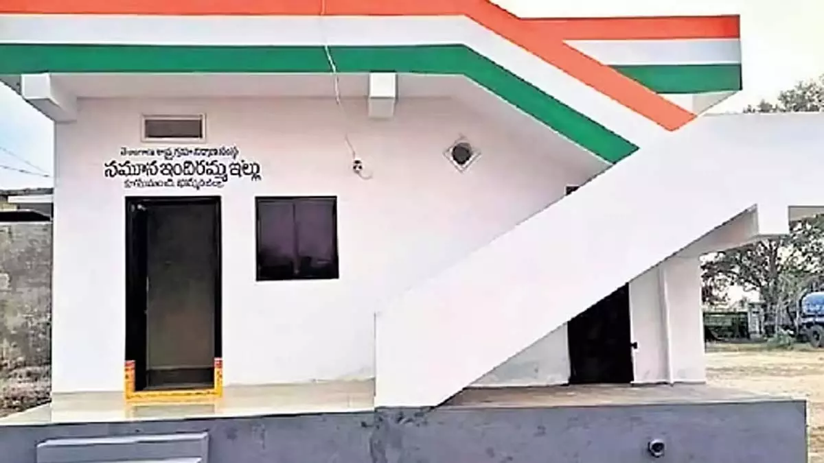 नव आवंटित इंदिराम्मा आवास जीवनयापन के संघर्ष में गए बदल नव आवंटित इंदिराम्मा आवास जीवनयापन के संघर्ष में गए बदल
