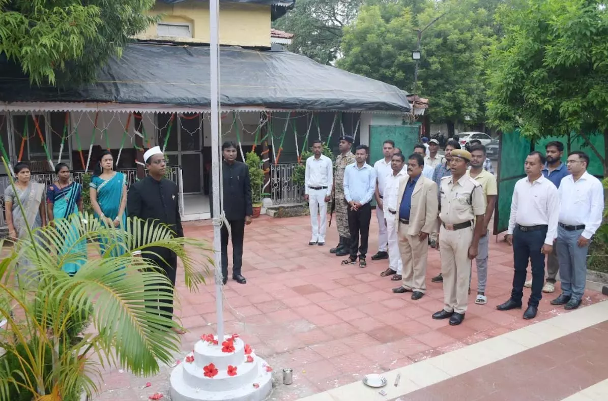 कलेक्टर डॉ कन्नौजे ने अपने निवास परिसर में किया ध्वजारोहण कलेक्टर डॉ कन्नौजे ने अपने निवास परिसर में किया ध्वजारोहण