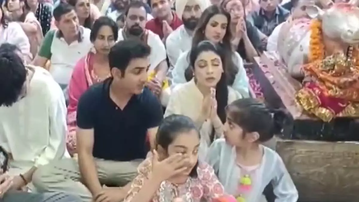 महाकालेश्वर मंदिर पहुंचे Gautam Gambhir, परिवार संग किए दर्शन महाकालेश्वर मंदिर पहुंचे Gautam Gambhir, परिवार संग किए दर्शन