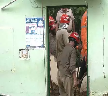 Delhi: हुमायूं के मकबरे के पास दरगाह शरीफ पट्टे शाह की छत गिरने से 5 की मौत, 11 को बचाया गया Delhi: हुमायूं के मकबरे के पास दरगाह शरीफ पट्टे शाह की छत गिरने से 5 की मौत, 11 को बचाया गया