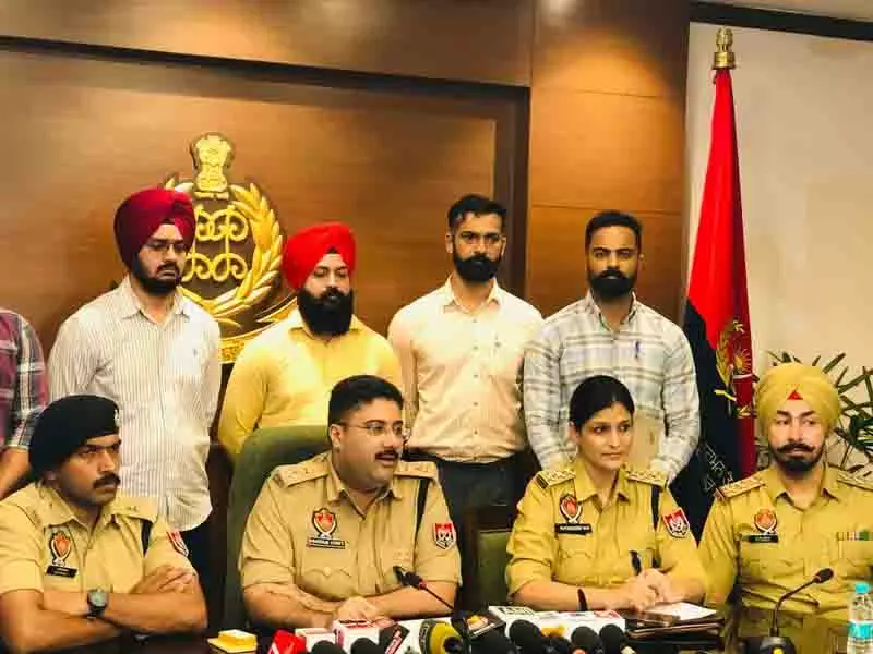 92 करोड़ रुपये के डिजिटल घोटाले में Gujarat के चार लोगों सहित छह गिरफ्तार 92 करोड़ रुपये के डिजिटल घोटाले में Gujarat के चार लोगों सहित छह गिरफ्तार