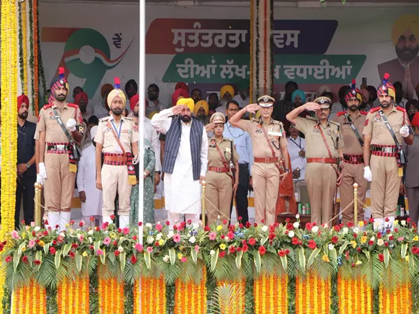 पंजाब पहला राज्य जो शहीद परिवारों को 1 करोड़ रुपये देगा: CM भगवंत मान पंजाब पहला राज्य जो शहीद परिवारों को 1 करोड़ रुपये देगा: CM भगवंत मान