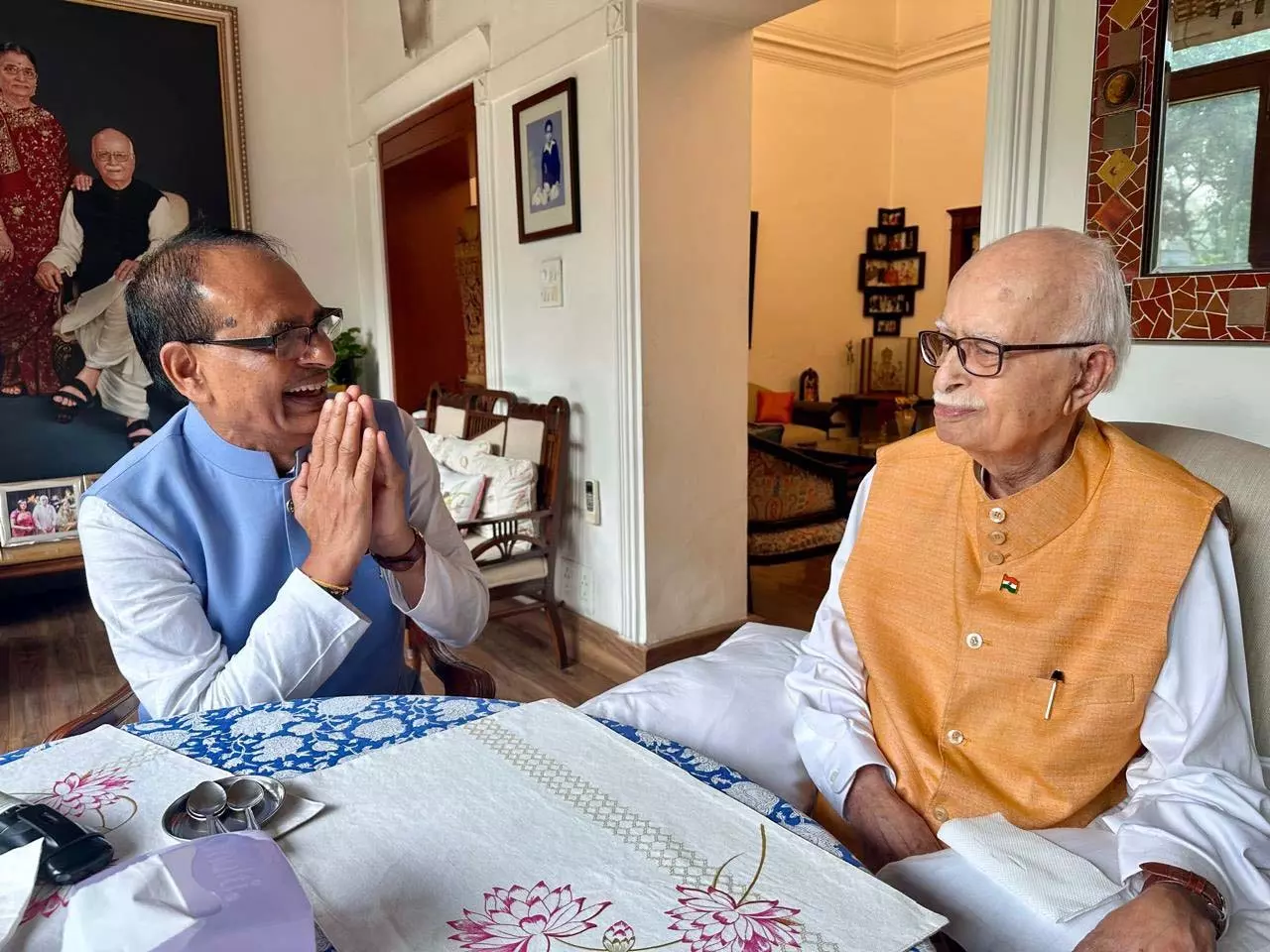 केंद्रीय मंत्री शिवराज सिंह चौहान ने स्वतंत्रता दिवस पर लालकृष्ण आडवाणी से लिया आशीर्वाद केंद्रीय मंत्री शिवराज सिंह चौहान ने स्वतंत्रता दिवस पर लालकृष्ण आडवाणी से लिया आशीर्वाद