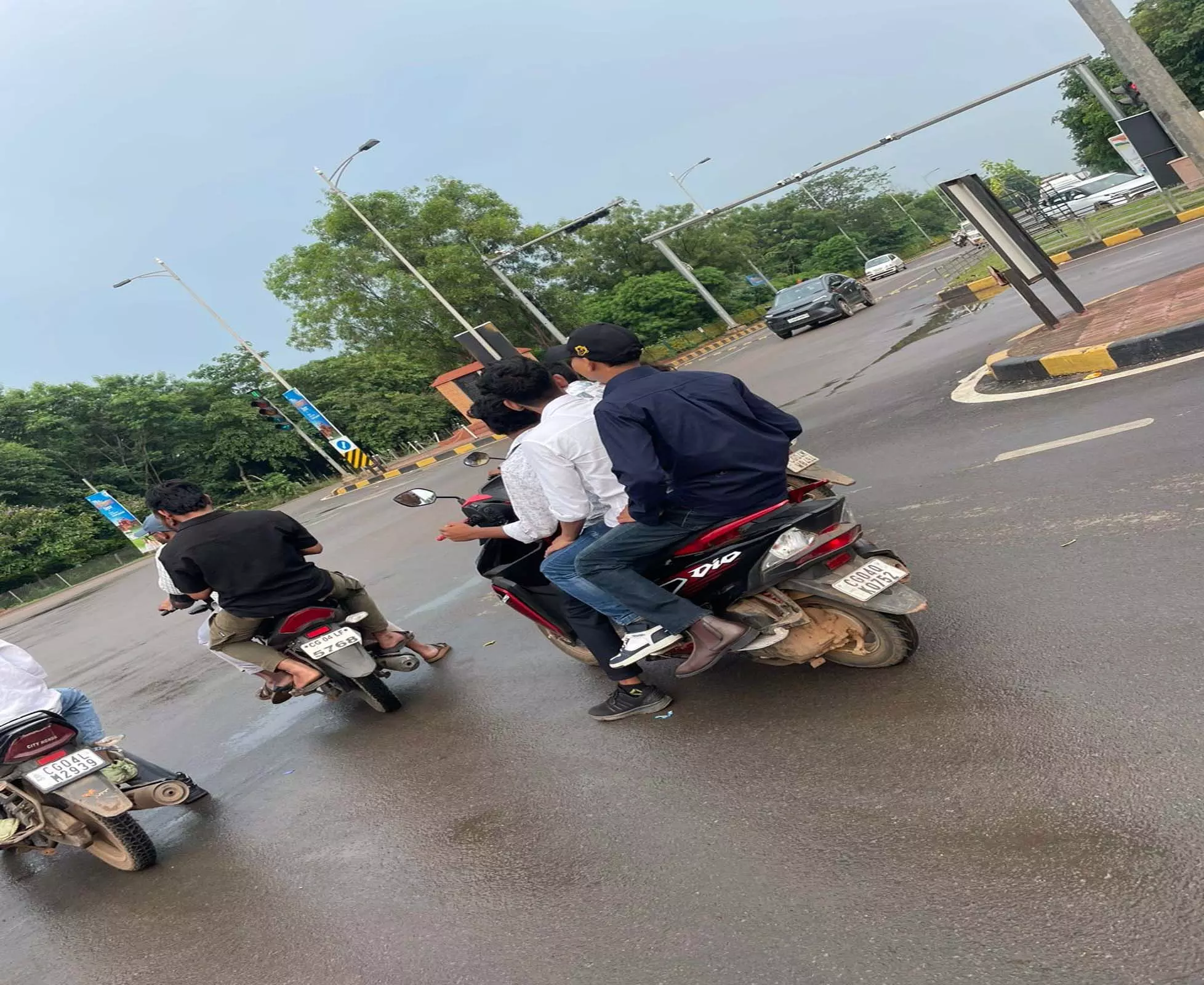Raipur Breaking: VIP चौक से लेकर हर चौराहे तक पुलिस की नदारद मौजूदगी Raipur Breaking: VIP चौक से लेकर हर चौराहे तक पुलिस की नदारद मौजूदगी