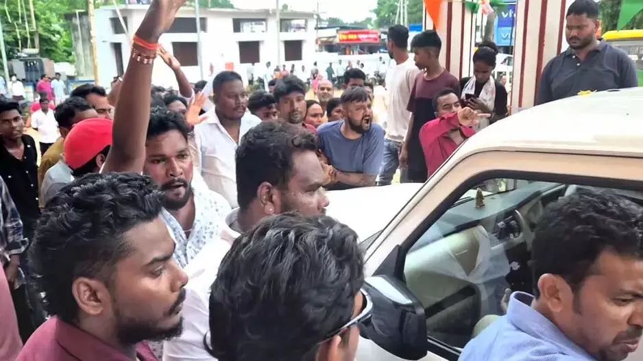 Odisha : स्कूल ग्रुप्स के झगड़े में छात्र पर चाकू से हमला Odisha : स्कूल ग्रुप्स के झगड़े में छात्र पर चाकू से हमला