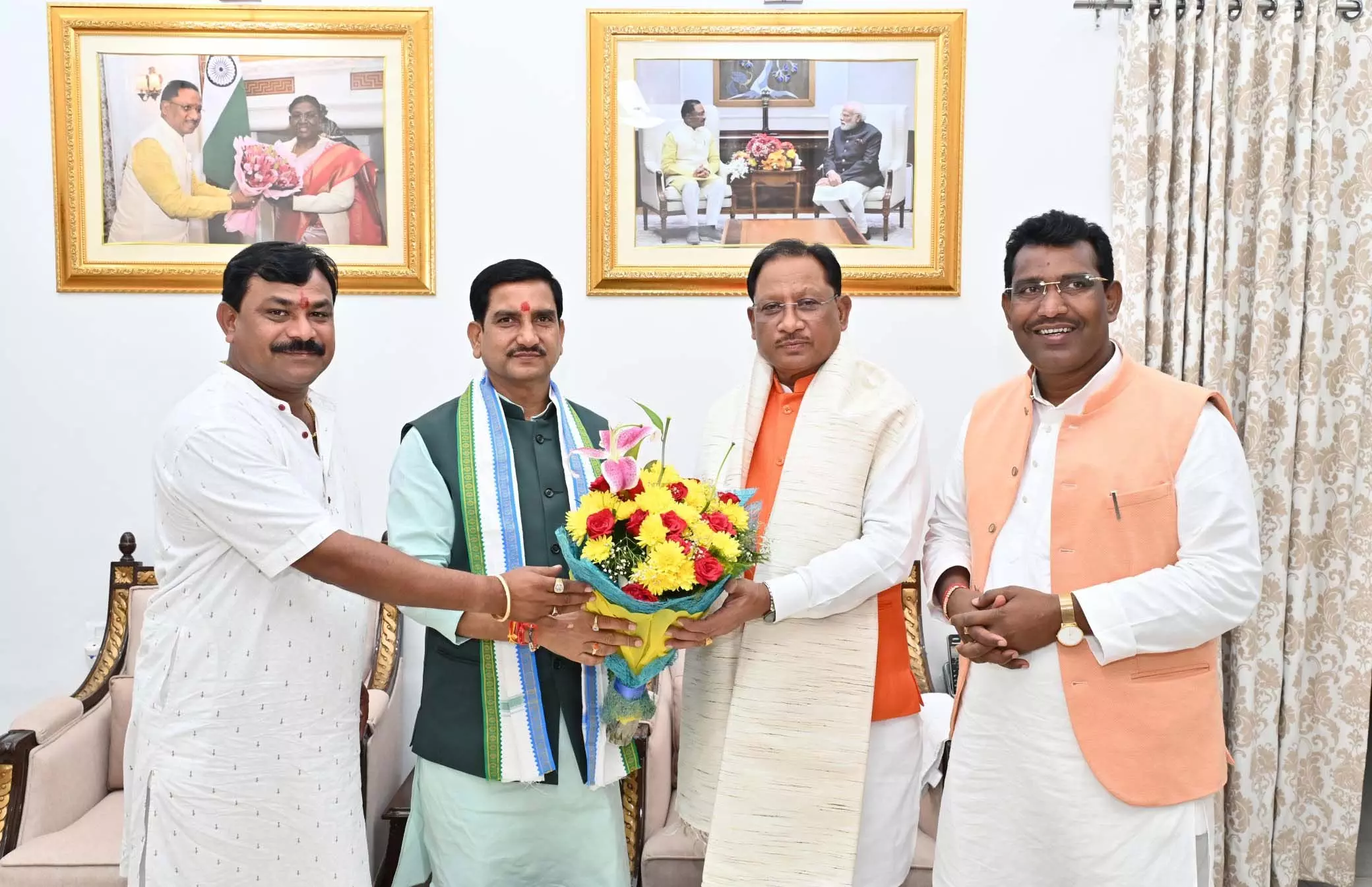 मुख्यमंत्री निवास में सांसद और विधायक ने की विष्णुदेव साय से सौजन्य भेंट मुख्यमंत्री निवास में सांसद और विधायक ने की विष्णुदेव साय से सौजन्य भेंट