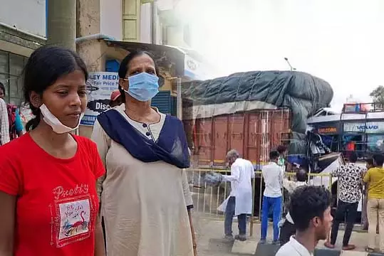 Burdwan में एक दुर्घटना में अपने पिता और दादा को खोने के बाद सोनम व्याकुल Burdwan में एक दुर्घटना में अपने पिता और दादा को खोने के बाद सोनम व्याकुल