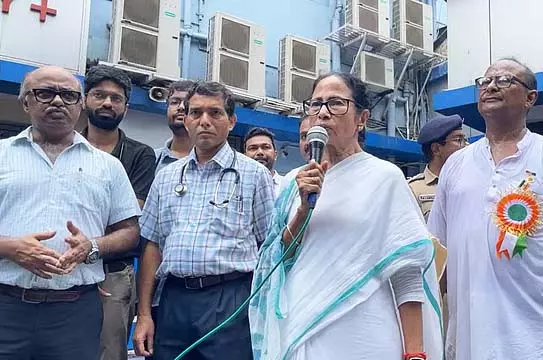 रेड रोड परेड के दौरान कई छात्र बीमार पड़ गए रेड रोड परेड के दौरान कई छात्र बीमार पड़ गए