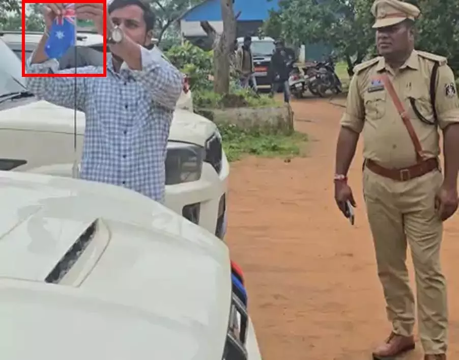 स्वतंत्रता दिवस पर ऑस्ट्रेलिया का झंडा लगाकर घूमने पर पर्यटकों को फटकार स्वतंत्रता दिवस पर ऑस्ट्रेलिया का झंडा लगाकर घूमने पर पर्यटकों को फटकार