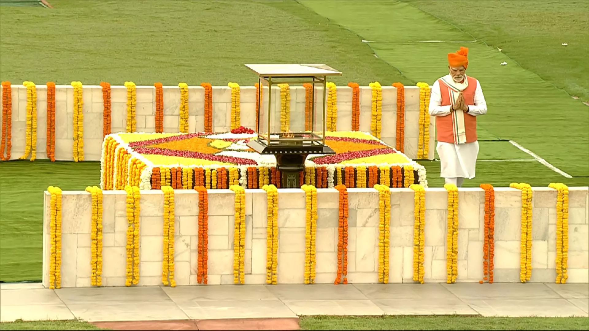 PM मोदी ने राजघाट पर राष्ट्रपिता महात्मा गांधी को श्रद्धांजलि अर्पित की