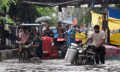 मूसलाधार बारिश से Delhi की हालत खराब मूसलाधार बारिश से Delhi की हालत खराब
