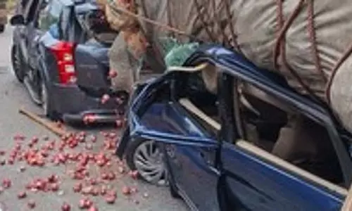 चूलागिरी के पास सड़क पर पलटी लॉरी के नीचे फंसी 2 कारें: यात्री घायल हुए, बाल-बाल बचे