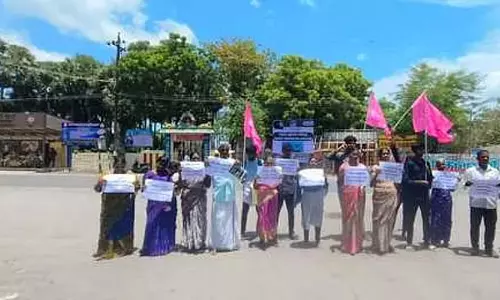 Tamil Nadu : मछुआरों ने घटिया मोटरबोट बनाने वाली कंपनी के खिलाफ कार्रवाई की मांग Tamil Nadu : मछुआरों ने घटिया मोटरबोट बनाने वाली कंपनी के खिलाफ कार्रवाई की मांग