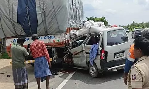 Tamil Nadu : कार-लॉरी की टक्कर में महिला की मौत