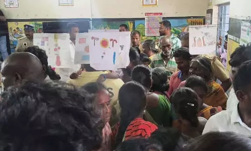 दोपहर के भोजन में छिपकली: सरकारी स्कूल की घेराबंदी दोपहर के भोजन में छिपकली: सरकारी स्कूल की घेराबंदी
