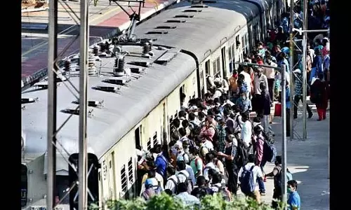 उड़ानों और बसों के किराए में बढ़ोतरी : ट्रेनों में भारी भीड़ उड़ानों और बसों के किराए में बढ़ोतरी : ट्रेनों में भारी भीड़