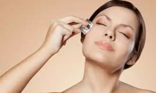 Skin Care Tips: चेहरे पर बर्फ लगाने से आपको मिलेंगे ये फायदे