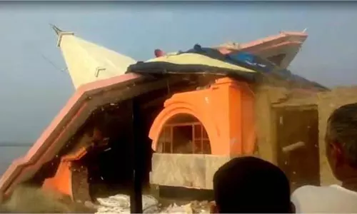 Up News: 10 सेकंड में नदी में डूबा शिव मंदिर