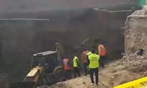 Gurugram: बेसमेंट की खुदाई के दौरान गिरी दीवार Gurugram: बेसमेंट की खुदाई के दौरान गिरी दीवार