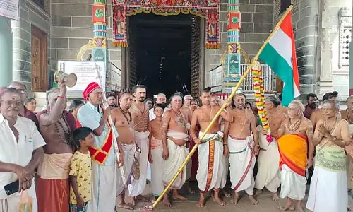 Tamil Nadu : चिदंबरम नटराज मंदिर में राष्ट्रीय ध्वज फहराया गया Tamil Nadu : चिदंबरम नटराज मंदिर में राष्ट्रीय ध्वज फहराया गया