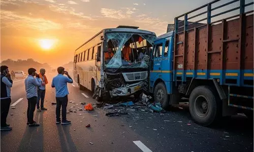 West Bengal : दर्दनाक हादसा, श्रद्धालुओं से भरी बस ट्रक से टकराई, 10 की मौत