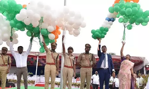 Tirupur में कलेक्टर ने फहराया राष्ट्रीय ध्वज Tirupur में कलेक्टर ने फहराया राष्ट्रीय ध्वज