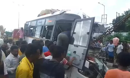 बस हादसा, 10 यात्रियों की मौत हुई, देखें मंजर बस हादसा, 10 यात्रियों की मौत हुई, देखें मंजर