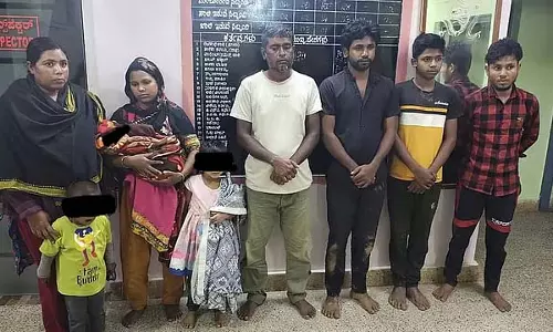 Kolar : पांच बच्चों समेत 12 बांग्लादेशी गिरफ्तार Kolar : पांच बच्चों समेत 12 बांग्लादेशी गिरफ्तार