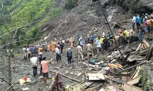 Kishtwar : सीआरपीएफ के जवान भी मारे गए, 200 से ज़्यादा लापता Kishtwar : सीआरपीएफ के जवान भी मारे गए, 200 से ज़्यादा लापता