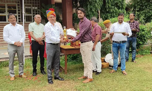 Jaipur: उत्कृष्ट कार्यों के लिए अधिकारियों-कर्मचारियों का सम्मान Jaipur: उत्कृष्ट कार्यों के लिए अधिकारियों-कर्मचारियों का सम्मान