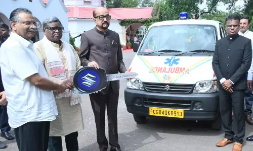 राज्यपाल डेका ने वनवासी विकास समिति को सौंपी एम्बुलेंस की चाबी