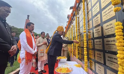 केन्द्रीय राज्य मंत्री तोखन साहू ने अमर वाटिका में पुष्प चक्र अर्पित कर शहीदों को किया नमन