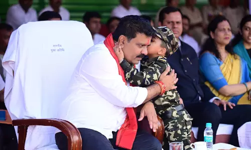 नन्हा IPS जब गृहमंत्री विजय शर्मा के कान में सीक्रेट चर्चा करने लगे नन्हा IPS जब गृहमंत्री विजय शर्मा के कान में सीक्रेट चर्चा करने लगे