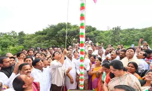KTR ने तेलंगाना भवन पर तिरंगा फहराया, BRS की प्रगति को खत्म करने के लिए कांग्रेस की आलोचना की KTR ने तेलंगाना भवन पर तिरंगा फहराया, BRS की प्रगति को खत्म करने के लिए कांग्रेस की आलोचना की