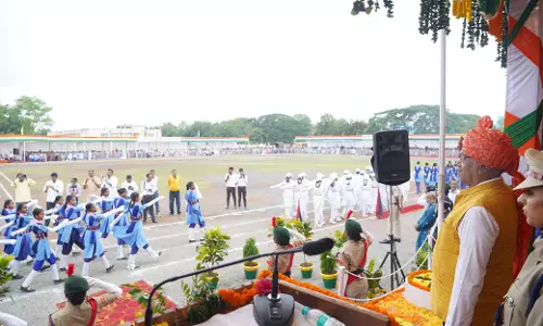 सांसद बृजमोहन अग्रवाल ने पण्डित चक्रपाणी शुक्ल हाई स्कूल मैदान में किया ध्वजारोहण